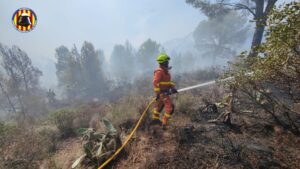 Bombero del Consorcio participando en las tareas de extinción del incendio de Puçol